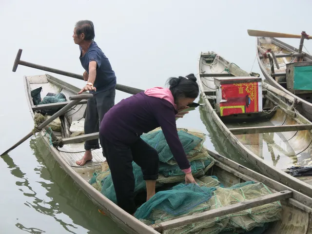 68 tuổi vẫn đi sông thả lưới nuôi ba cháu ăn học - Ảnh 8.