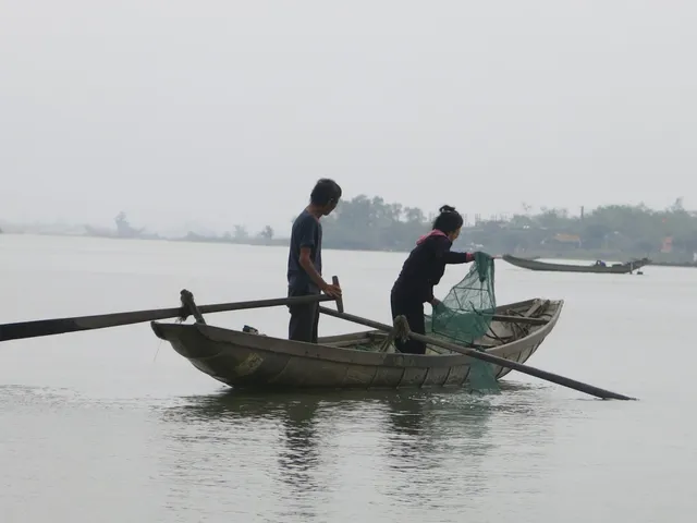 68 tuổi vẫn đi sông thả lưới nuôi ba cháu ăn học - Ảnh 1.