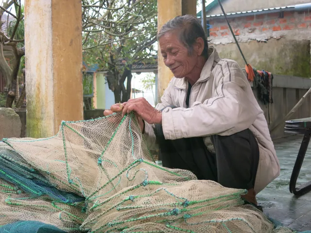 68 tuổi vẫn đi sông thả lưới nuôi ba cháu ăn học - Ảnh 4.