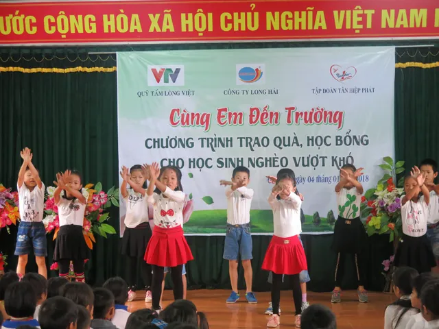 Món quà đầu năm đến với các em học sinh Quảng Trị - Ảnh 3.