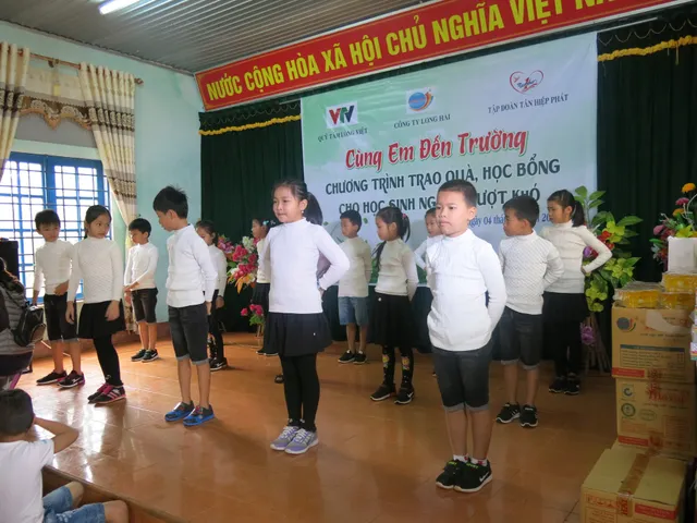 Món quà đầu năm đến với các em học sinh Quảng Trị - Ảnh 6.