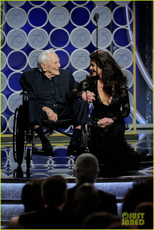kirk-douglas-catherine-zeta-jones-golden-globes-2018-05 kirk-douglas-catherine-zeta-jones-golden-globes-2018-05