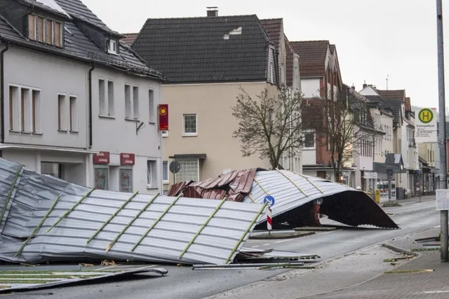 Giao thông ở nhiều nước tê liệt do bão Friederike - Ảnh 1.