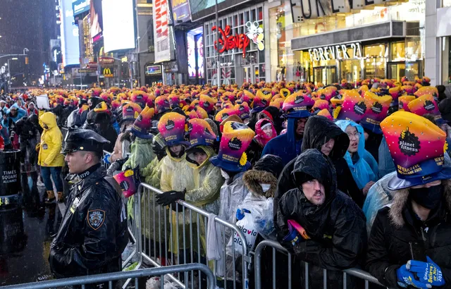 New York sẽ đón năm mới 2019 trong mưa lạnh - Ảnh 1. New York sẽ đón năm mới 2019 trong mưa lạnh - Ảnh 1.