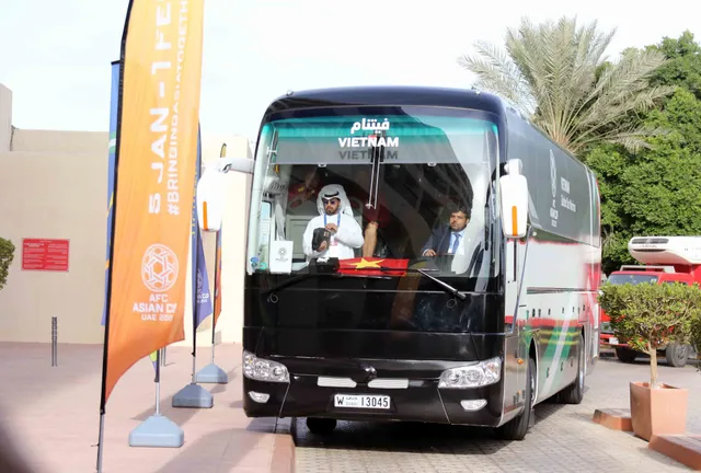 ĐT Việt Nam tới Al Ain bằng xe bus, chuẩn bị cho trận quyết định với ĐT Yemen - Ảnh 1.