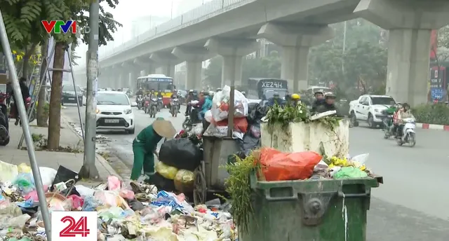 Bãi rác bị phong tỏa 3 ngày, phố phường Hà Nội ngập trong rác - Ảnh 2.