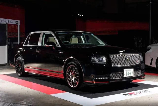 Toyota Century - Hàng độc mệnh danh Rolls-Royce Nhật Bản - Ảnh 1.