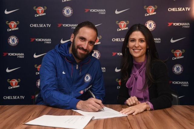 Chelsea chính thức chiêu mộ thành công chân gỗ Higuain - Ảnh 1.