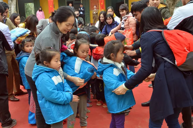 Quỹ Tấm lòng Việt trao tặng hàng nghìn suất quà cùng học bổng tới học trò nghèo trong 5 tháng đầu năm 2019 - Ảnh 12.