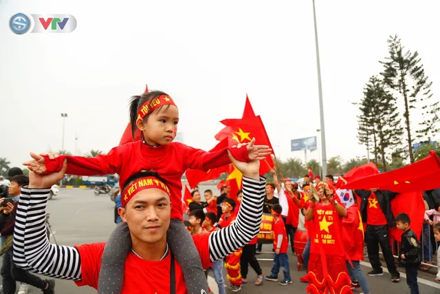 CĐV và người hâm mộ đổ về sân bay Nội Bài đón ĐT Việt Nam trở về - Ảnh 1.