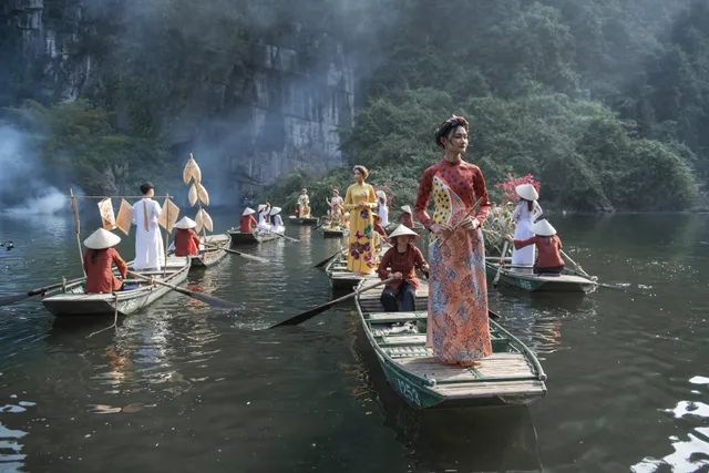 Bộ sưu tập áo dài cổ của NTK Thủy Nguyễn xuất hiện trong Tết nghĩa là hy vọng - Ảnh 3.