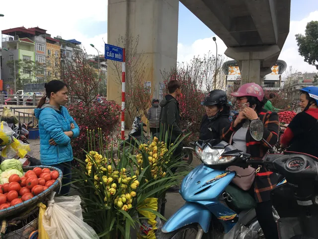 Ngày giáp Tết, mọi góc phố Hà Nội đều biến thành chợ hoa - Ảnh 7.