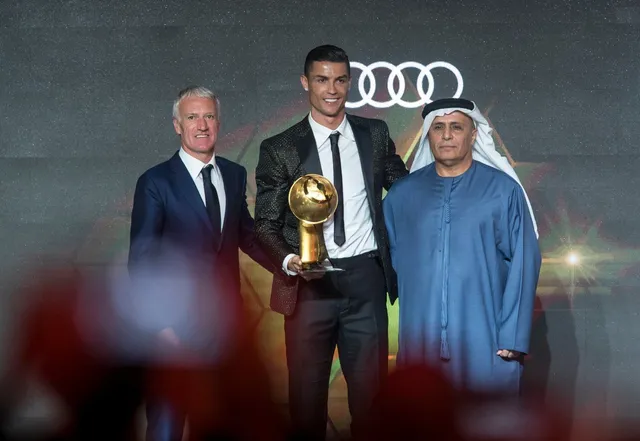 Cristiano Ronaldo lần thứ 5 nhận giải thưởng Globe Soccer - Ảnh 1.