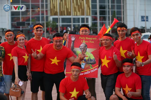 ĐT Việt Nam – ĐT Malaysia: Rực rỡ sắc màu CĐV trước trận đấu - Ảnh 11.