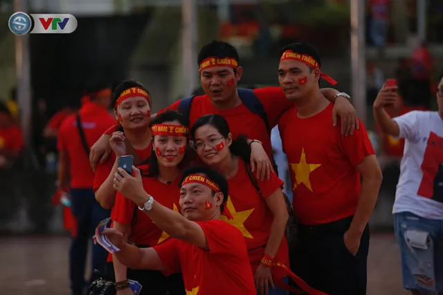 ĐT Việt Nam – ĐT Malaysia: Rực rỡ sắc màu CĐV trước trận đấu - Ảnh 10.