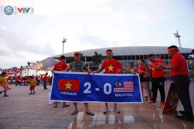 ĐT Việt Nam – ĐT Malaysia: Rực rỡ sắc màu CĐV trước trận đấu - Ảnh 8.