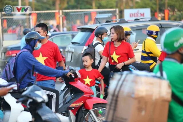 ĐT Việt Nam – ĐT Malaysia: Rực rỡ sắc màu CĐV trước trận đấu - Ảnh 5.
