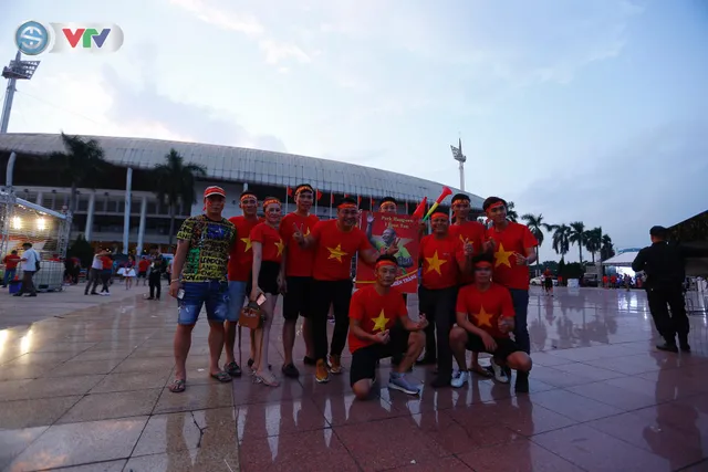 ĐT Việt Nam – ĐT Malaysia: Rực rỡ sắc màu CĐV trước trận đấu - Ảnh 3.