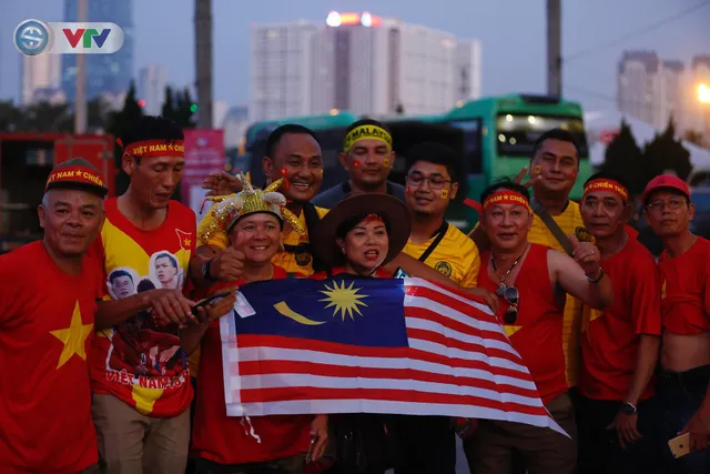 ĐT Việt Nam – ĐT Malaysia: Rực rỡ sắc màu CĐV trước trận đấu - Ảnh 2.