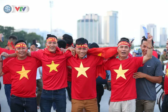 ĐT Việt Nam – ĐT Malaysia: Rực rỡ sắc màu CĐV trước trận đấu - Ảnh 1.
