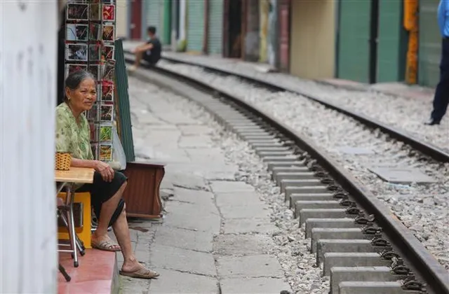 Xóm cà phê đường tàu đìu hiu sau khi Hà Nội ra quân giải tán - Ảnh 3. Xóm cà phê đường tàu đìu hiu sau khi Hà Nội ra quân giải tán - Ảnh 3.