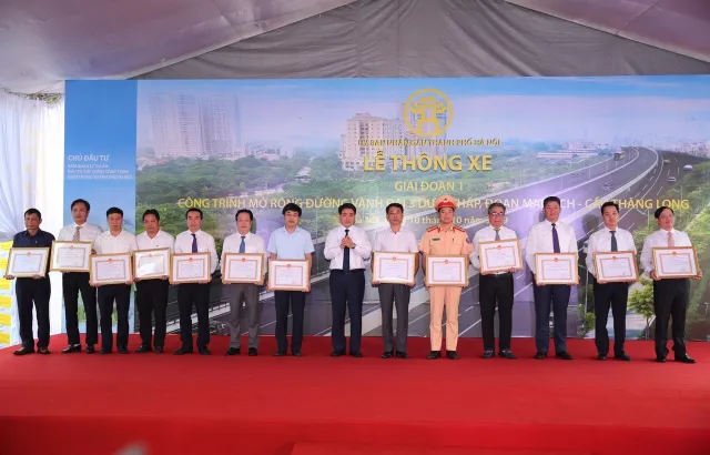 Hà Nội thông xe đường vành đai 3 đoạn Mai Dịch - cầu Thăng Long - Ảnh 2. Hà Nội thông xe đường vành đai 3 đoạn Mai Dịch - cầu Thăng Long - Ảnh 2.