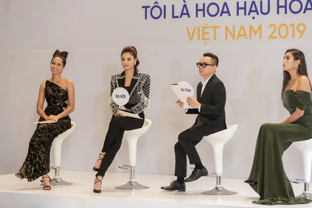 Tôi là Hoa hậu Hoàn vũ Việt Nam 2019 - Tập 2: Cùng là người nổi tiếng, Hương Ly được khen hết lời, Thúy Vân bị chê tơi bời - Ảnh 1.