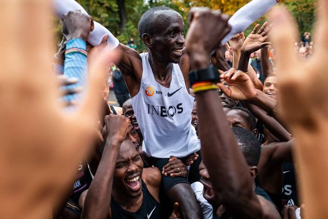 VĐV Eliud Kipchoge trở thành người đầu tiên chinh phục đường đua marathon dưới 2 giờ - Ảnh 5.