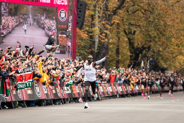 VĐV Eliud Kipchoge trở thành người đầu tiên chinh phục đường đua marathon dưới 2 giờ - Ảnh 2.