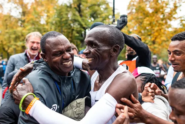 VĐV Eliud Kipchoge trở thành người đầu tiên chinh phục đường đua marathon dưới 2 giờ - Ảnh 4.