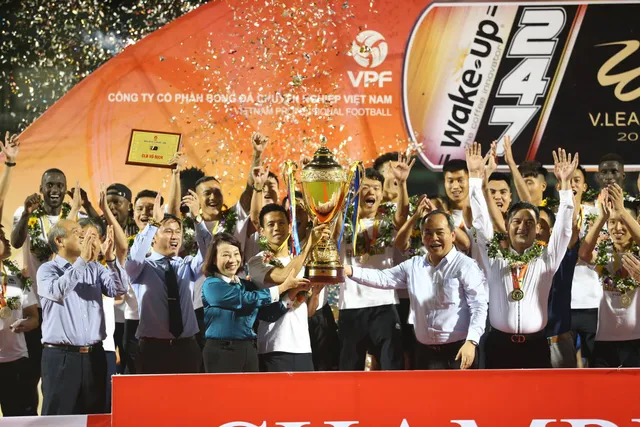 CLB Hà Nội tưng bừng nâng cúp vô địch V.League 2019 - Ảnh 3.