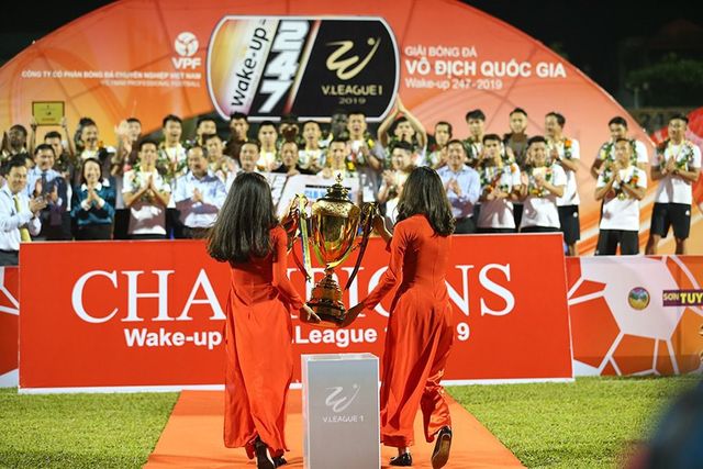 CLB Hà Nội tưng bừng nâng cúp vô địch V.League 2019 - Ảnh 2.