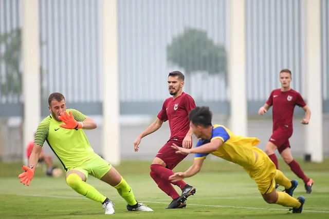 U19 Việt Nam giành chiến thắng trước U19 Sarajevo - Ảnh 7.