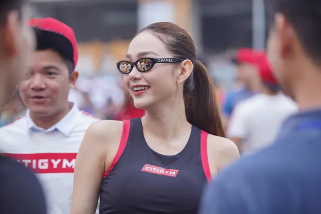 Minh Hằng “nhào lộn” cùng dàn trai 6 múi gây náo loạn trên đường chạy marathon - Ảnh 8.