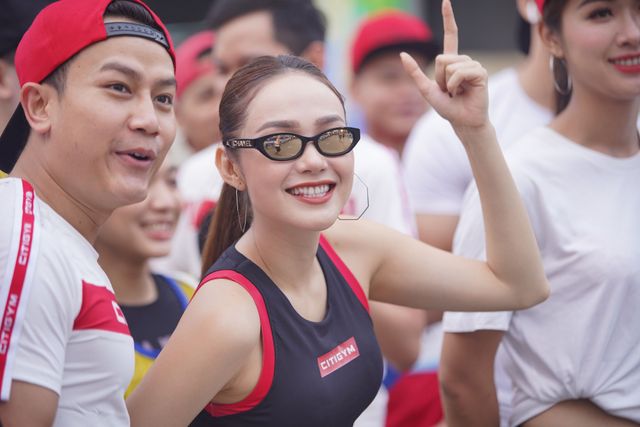 Minh Hằng “nhào lộn” cùng dàn trai 6 múi gây náo loạn trên đường chạy marathon - Ảnh 2.