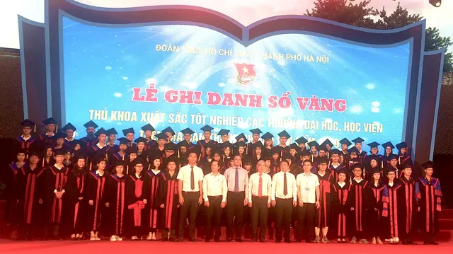 Hà Nội: Ghi danh sổ vàng 86 thủ khoa đại học “đầu ra” năm 2019 - Ảnh 1.