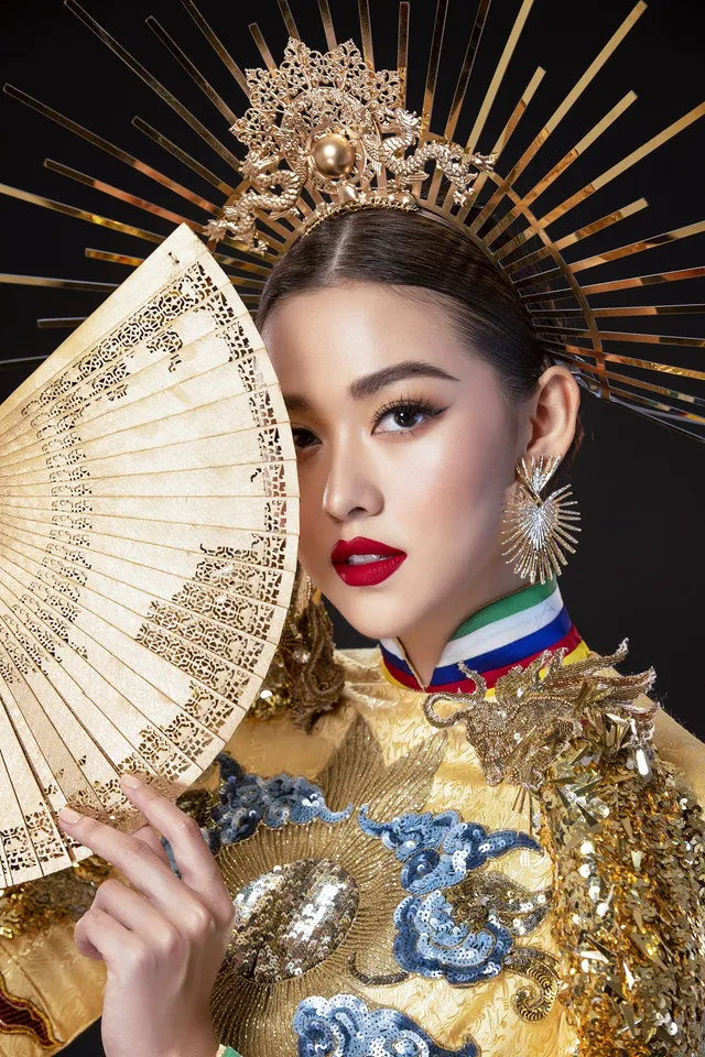 Tường San cầu cứu fan chọn giúp 1 trong 2 bộ quốc phục dự thi Miss International 2019 - Ảnh 6.