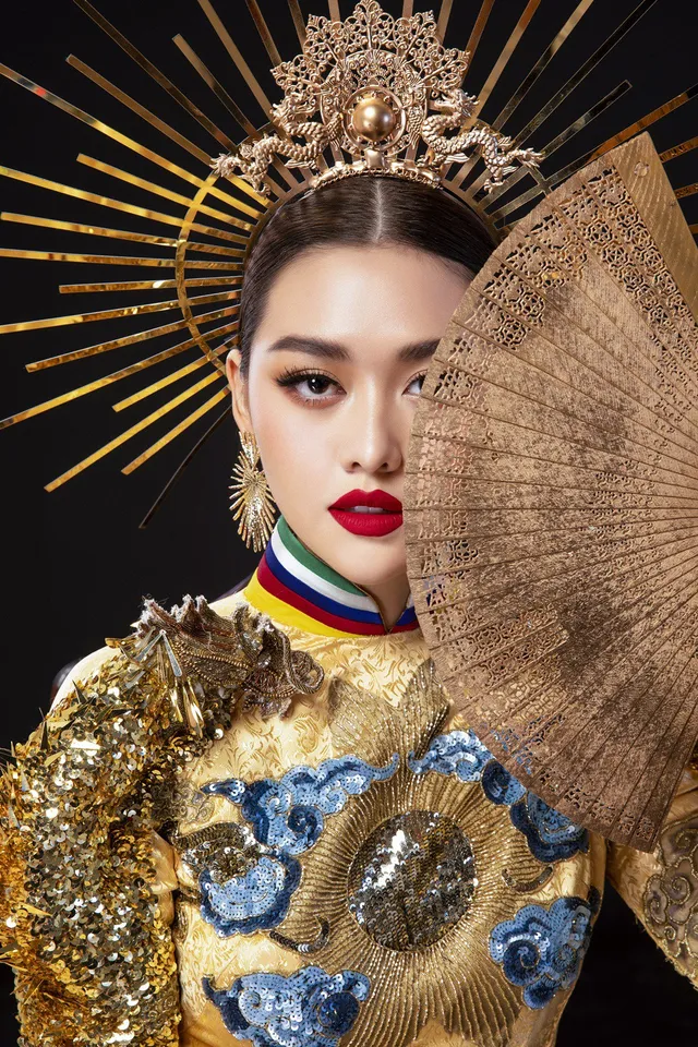 Tường San cầu cứu fan chọn giúp 1 trong 2 bộ quốc phục dự thi Miss International 2019 - Ảnh 2.