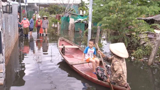 Mương thoát nước bị san lấp - người dân đi lại bằng ghe