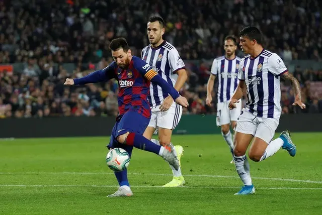 Lập cú đúp vào lưới Valladolid, Messi vượt mặt Ronaldo - Ảnh 1.