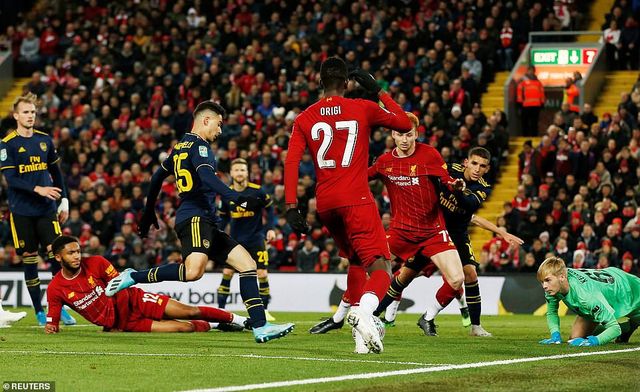 Liverpool 5-5 (pen 5-4) Arsenal: Rượt đuổi tỷ số ngoạn mục, thắng lợi nghẹt thở! - Ảnh 1.