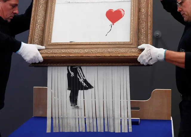 Giá kỷ lục cho bức tranh sơn dầu của danh họa Banksy - Ảnh 2.