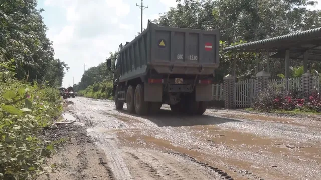 Xe ben chở cát phá nát đường dân sinh