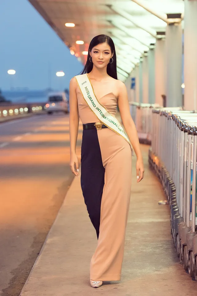 Kiều Loan tự tin catwalk giữa sân bay trước giờ lên đường thi Miss Grand International - Ảnh 2.