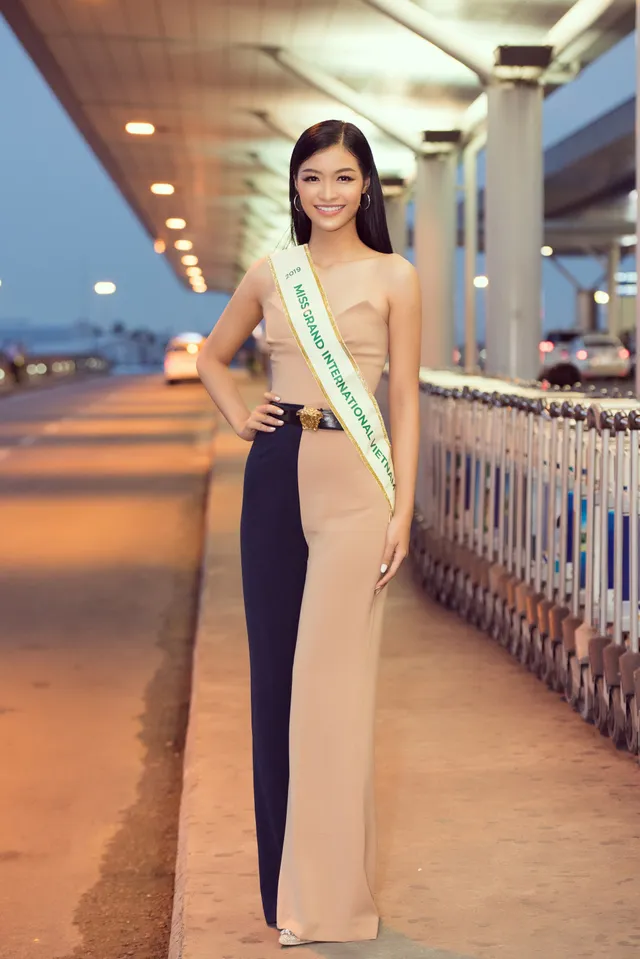 Kiều Loan tự tin catwalk giữa sân bay trước giờ lên đường thi Miss Grand International - Ảnh 10.