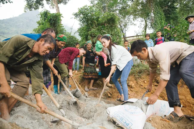 Hoa hậu Lương Thùy Linh té ngã khi vác vật liệu “Đắp đường, xây ước mơ” - Ảnh 6.