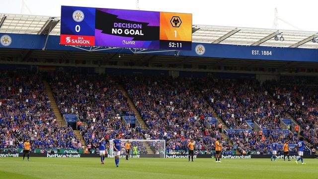 Gary Neville ủng hộ VAR tiếp tục xuất hiện tại giải ngoại hạng Anh - Ảnh 1.