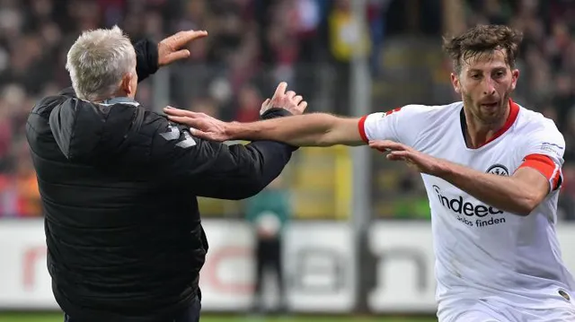 Hy hữu: Đốn ngã HLV đối thủ, cầu thủ Bundesliga nhận thẻ đỏ trực tiếp! - Ảnh 1. Hy hữu: Đốn ngã HLV đối thủ, cầu thủ Bundesliga nhận thẻ đỏ trực tiếp! - Ảnh 1.