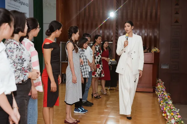 Á hậu Hoàng Thùy xúc động khi catwalk cùng bệnh nhân ung thư - Ảnh 1. Á hậu Hoàng Thùy xúc động khi catwalk cùng bệnh nhân ung thư - Ảnh 1.
