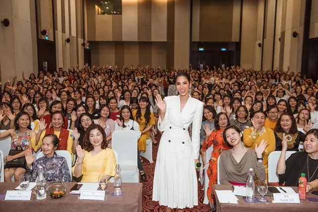 Á hậu Hoàng Thùy xúc động khi catwalk cùng bệnh nhân ung thư - Ảnh 2. Á hậu Hoàng Thùy xúc động khi catwalk cùng bệnh nhân ung thư - Ảnh 2.
